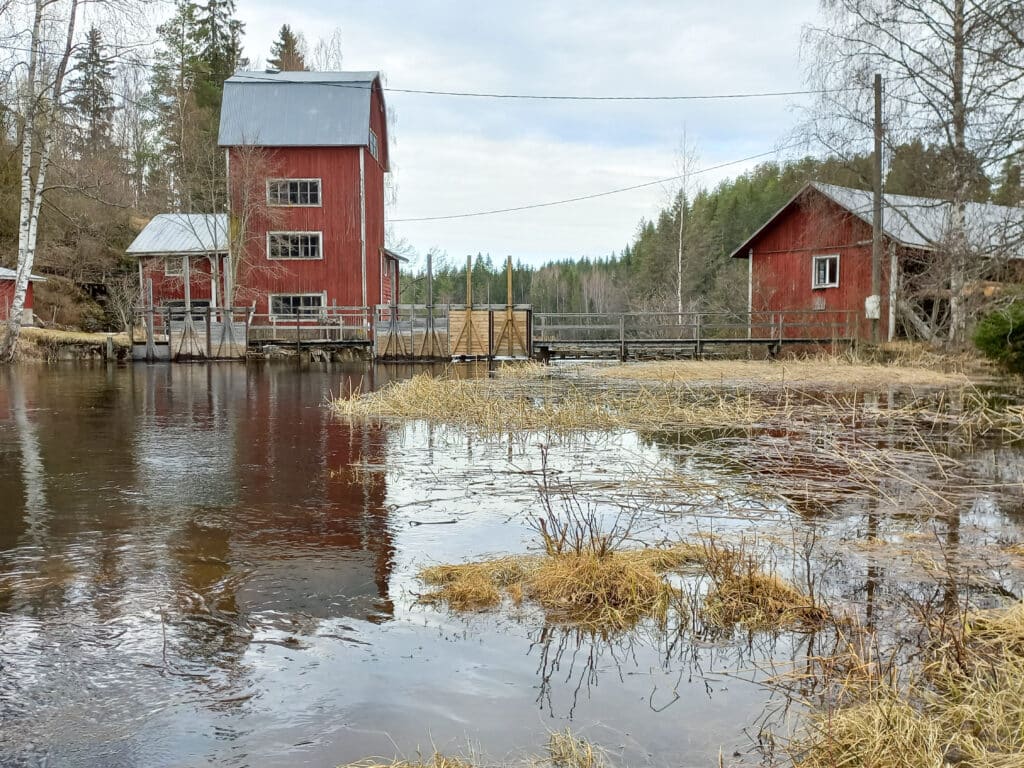 Kannuskoski on elävä maalaiskylä, jossa on upea luonto ja paljon historiaa. Mylly on edelleen toiminnassa.