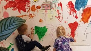 Lapset maalasivat taideseinää Kumma juttu -tapahtumassa lokakuussa 2022.