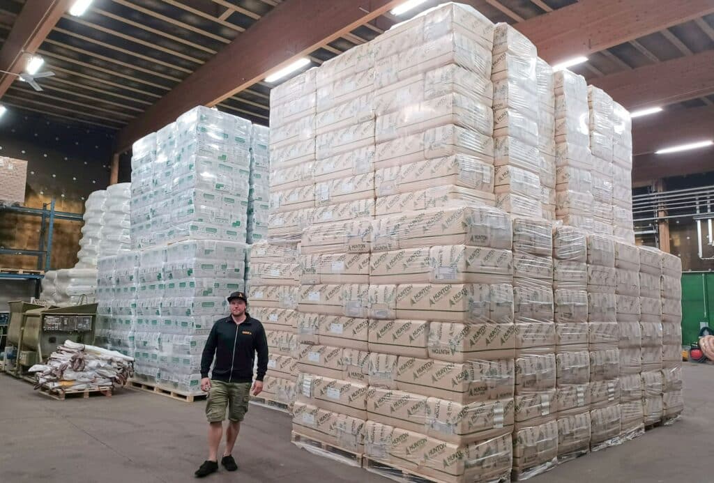 Yrittäjä Toni Salstola eristepaalien edessä