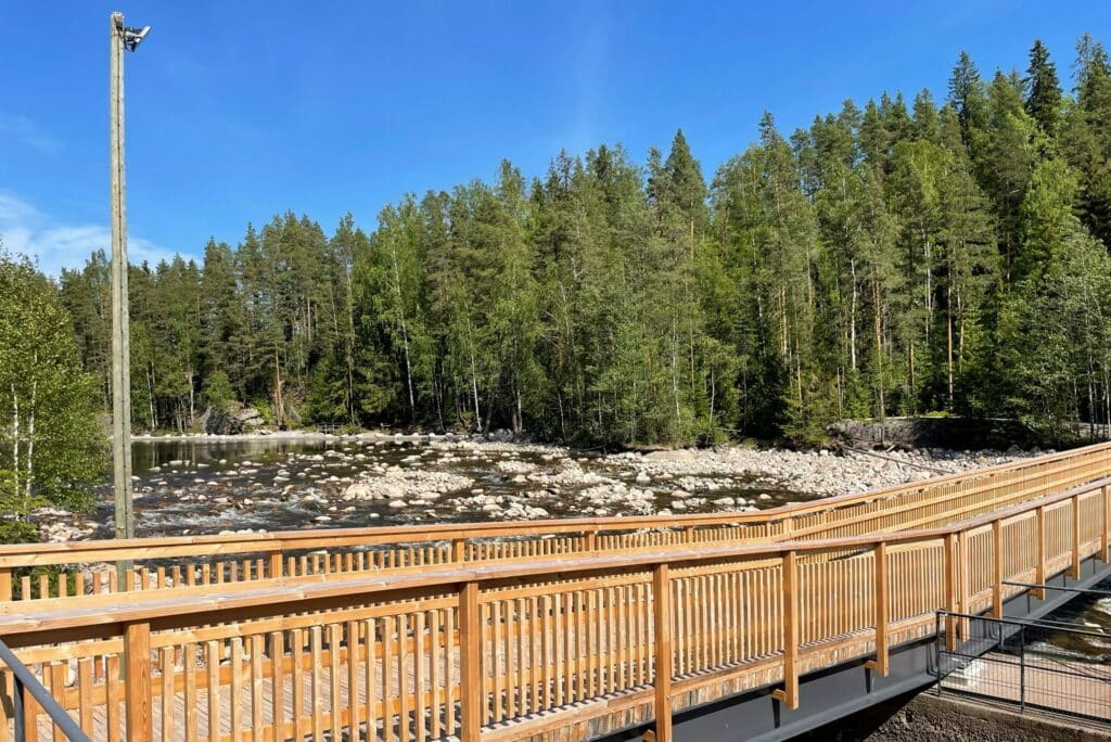 Silta ylittää kuohuvan Lahnasenkosken.