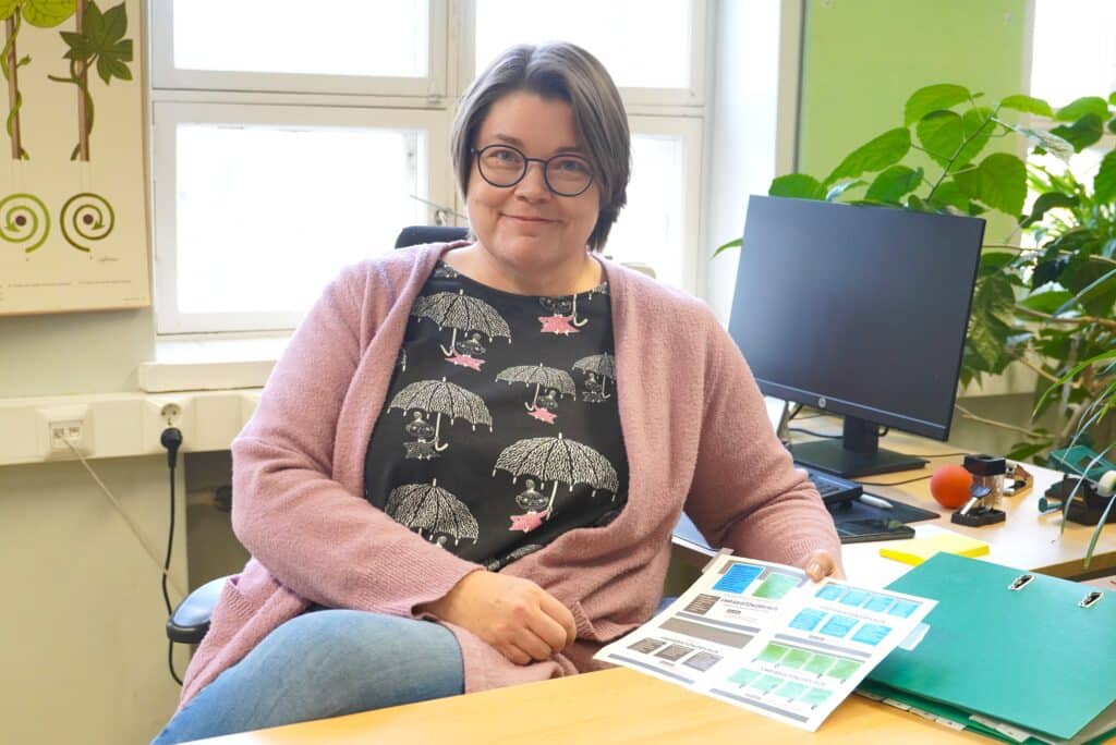Sari Raimoranta Vakka-Suomen maaseutupalveluiden toimistolla.