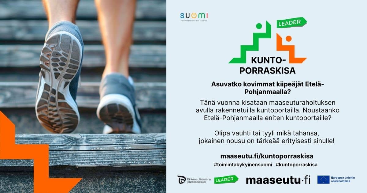 Kengänpohjat alhaalta kuvattuna, kun ihminen kiipeää puuportaita.
