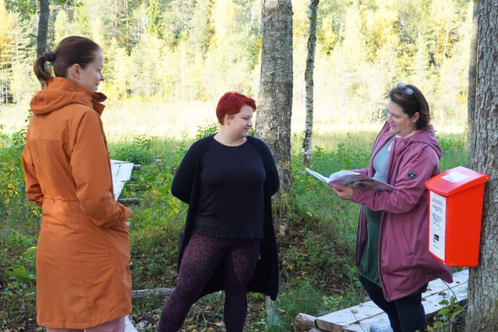 Kolme naista ja postilaatikko