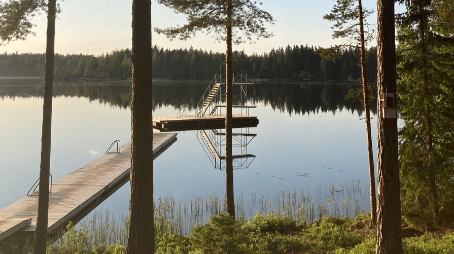 Hyppytorni ja laituri kesäillassa.