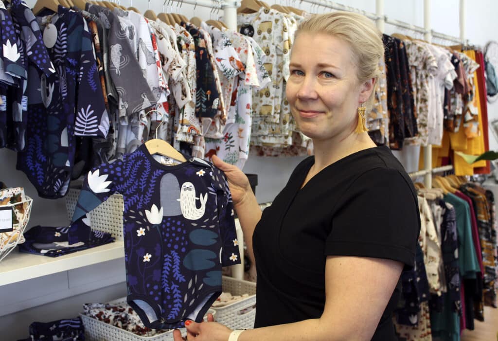 nainen esittelee vaatteita