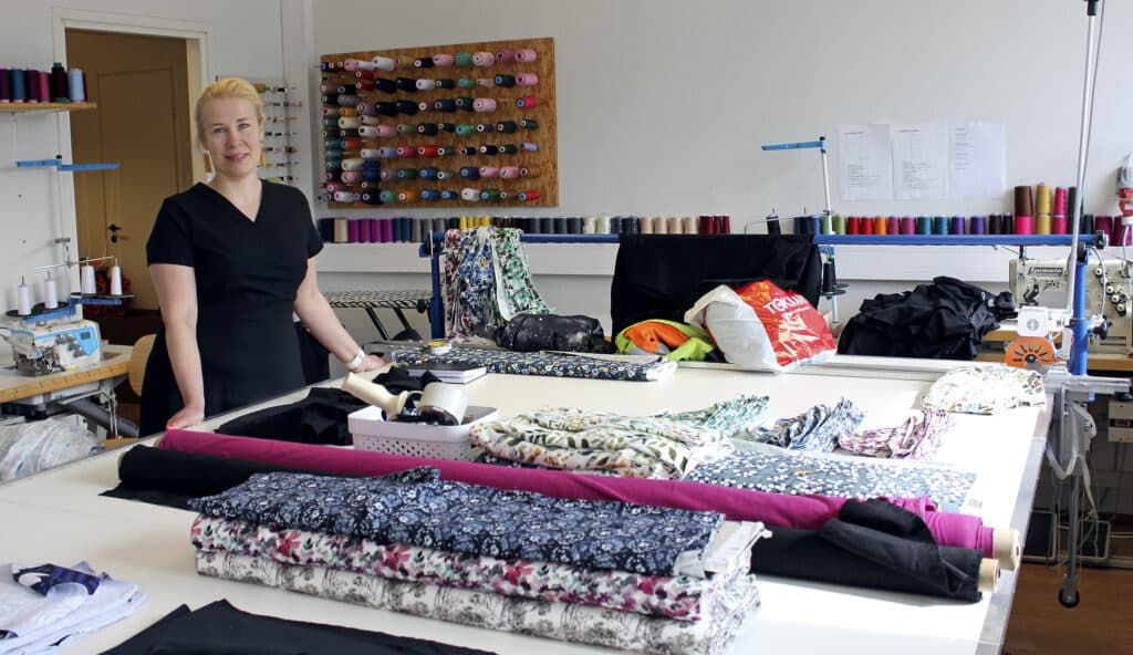 nainen esittelee kankaita