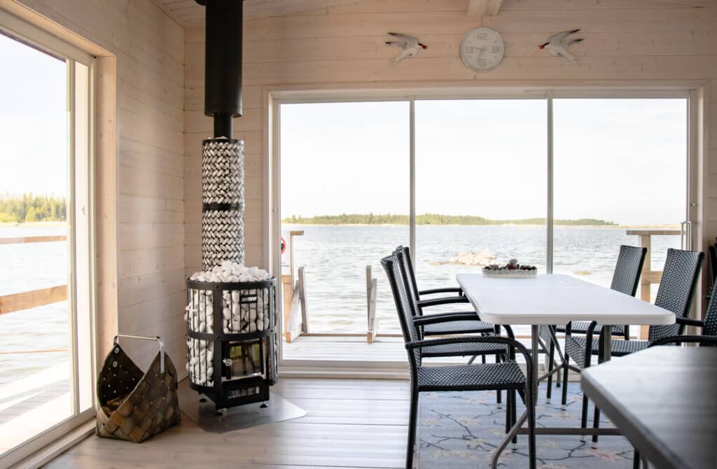 Neuvottelu-/takkahuone Bergö Havsuddenin lauttasaunasta. Isot ikkunat merta päin.