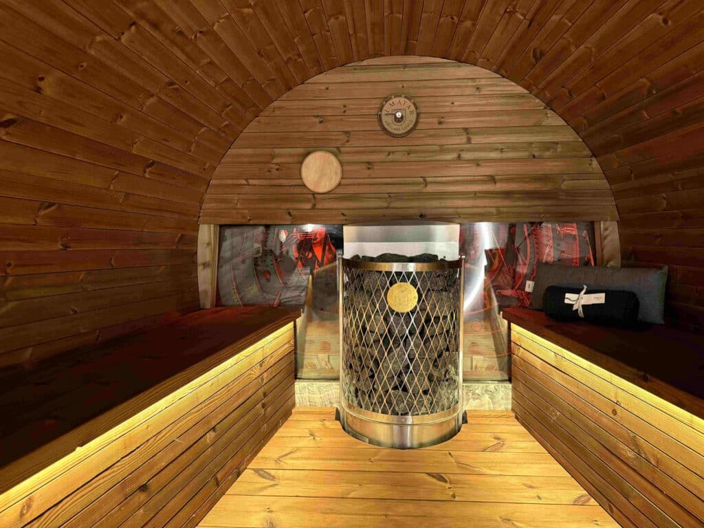Saunan löylyhuone, joka on rakennettu vanhan pienlentokoneen sisälle.