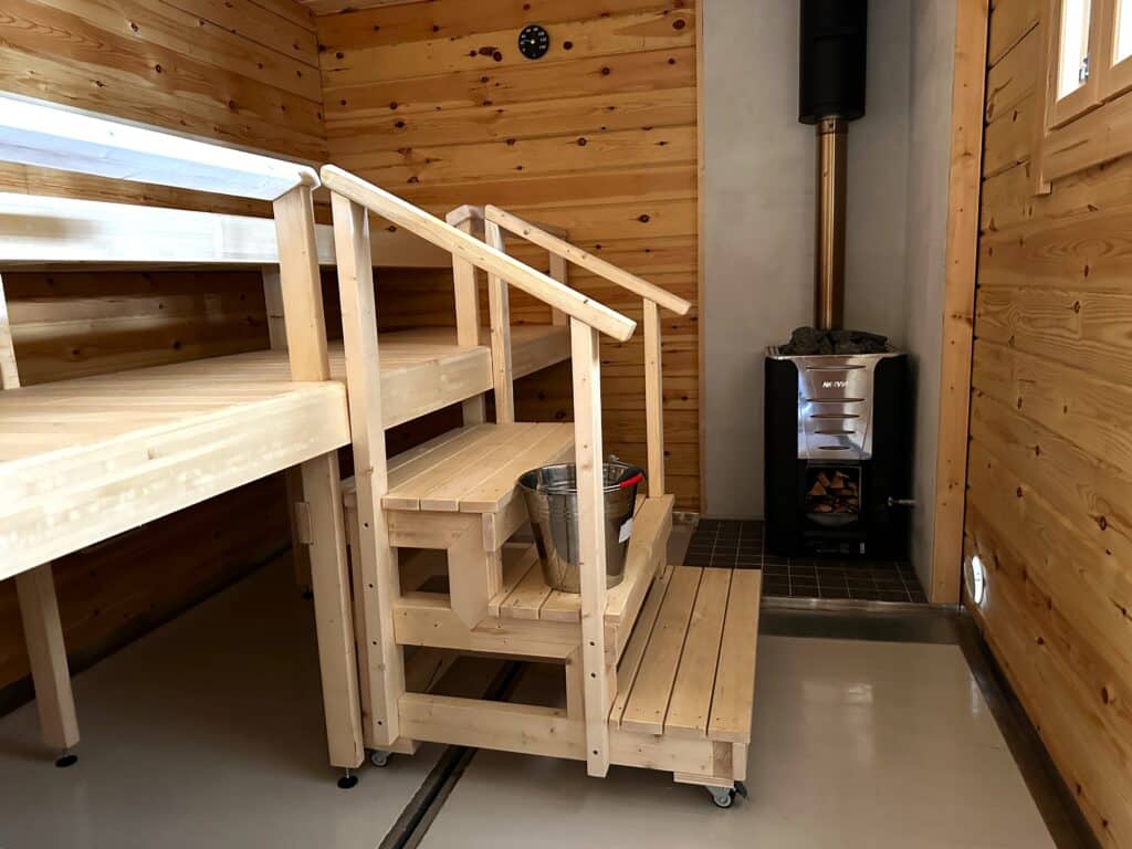 Airiston veneilijöiden sauna sisältä kuvattuna.