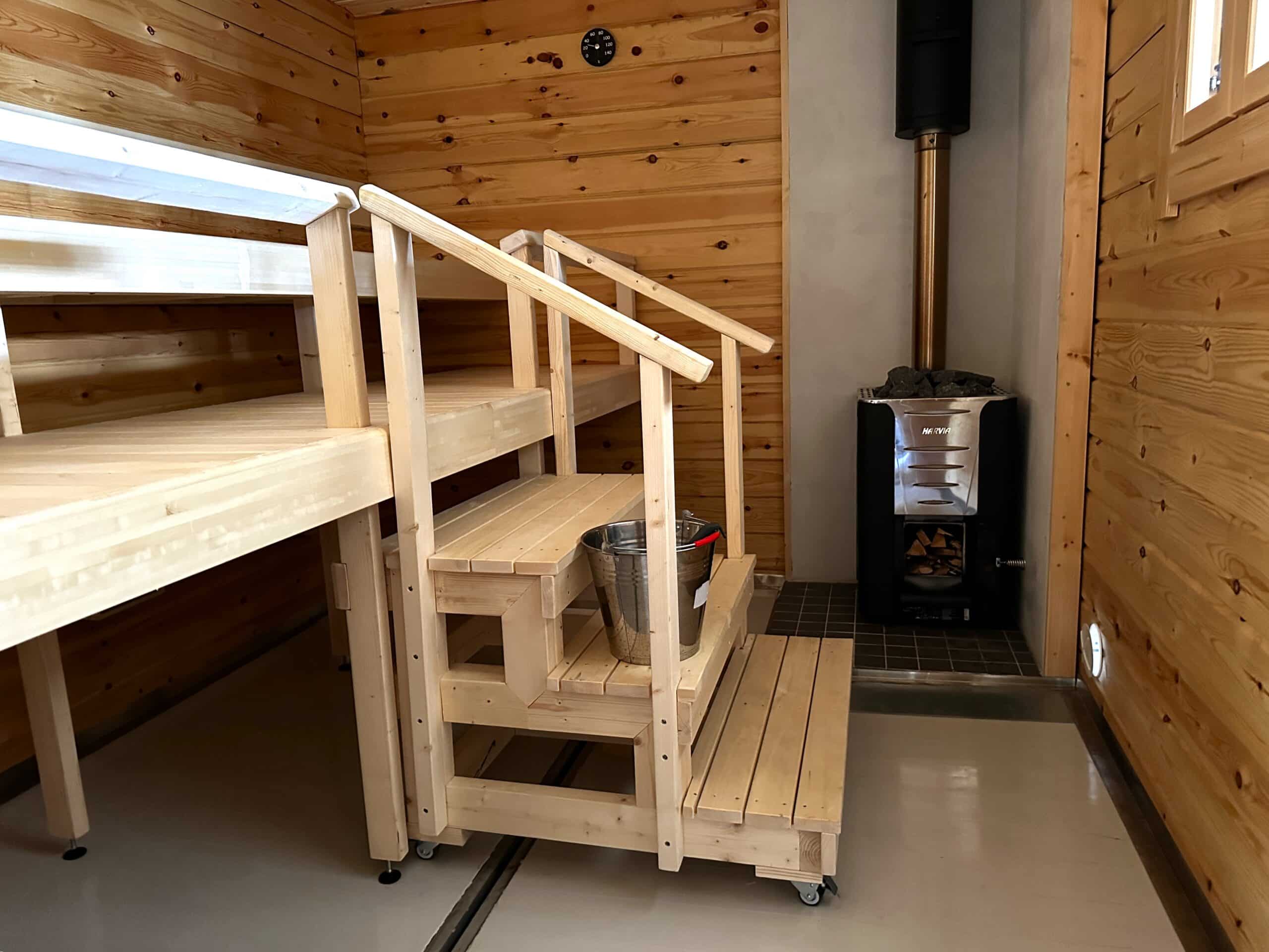 Airiston veneilijöiden sauna sisältä kuvattuna.