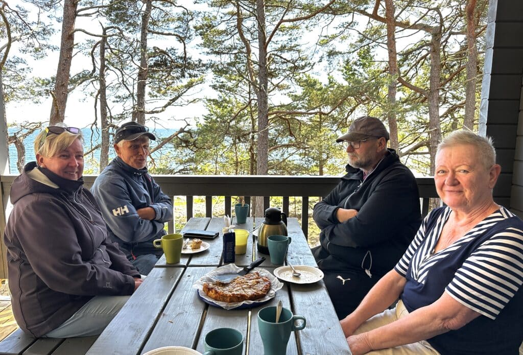 Neljä ihmistä terassilla.