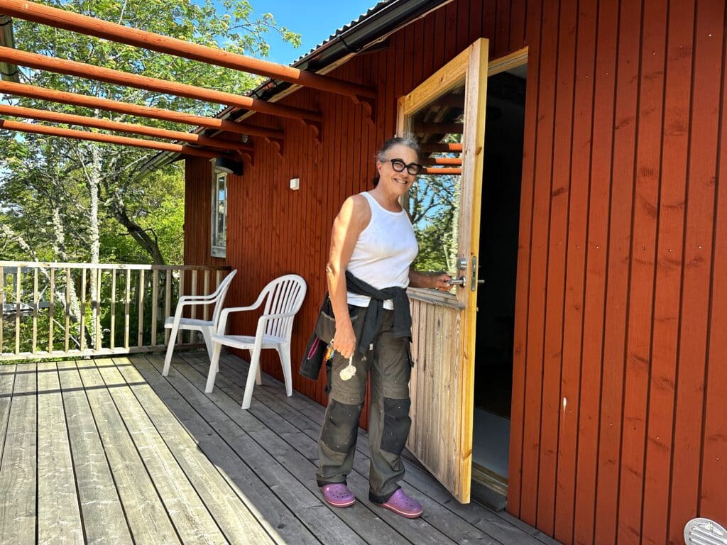 Nainen punaisen vajan ovella.