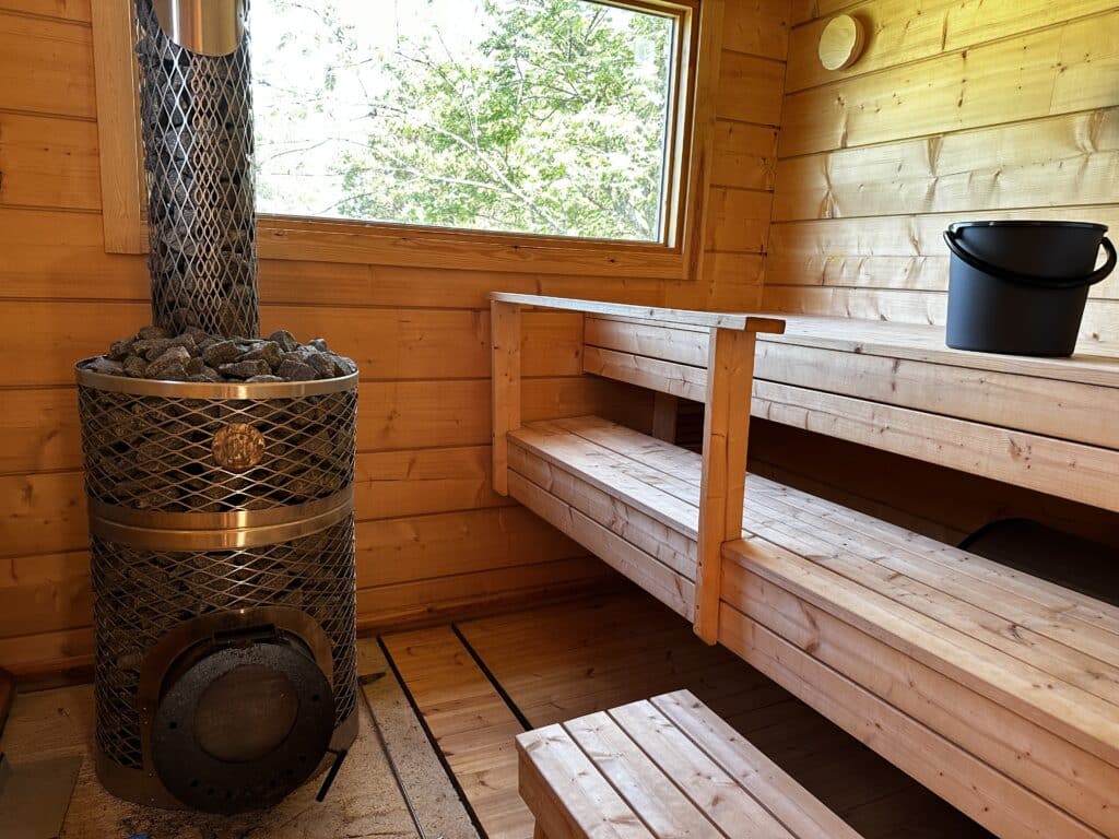 Kyläsauna sisältä kuvattuna.