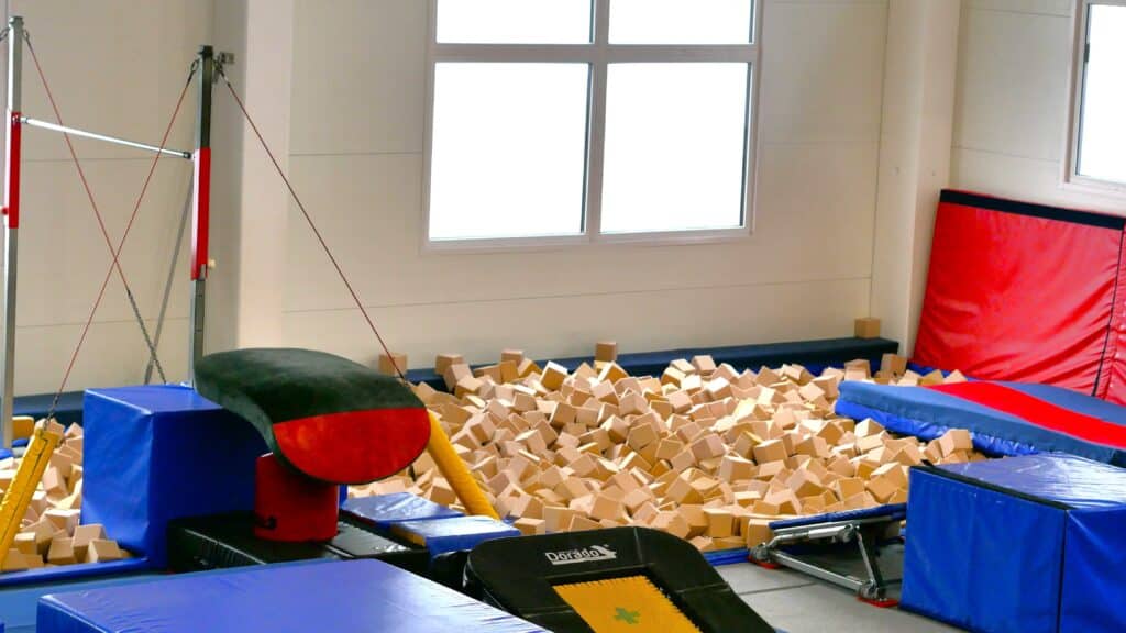 Liikuntasalin välineistöä.