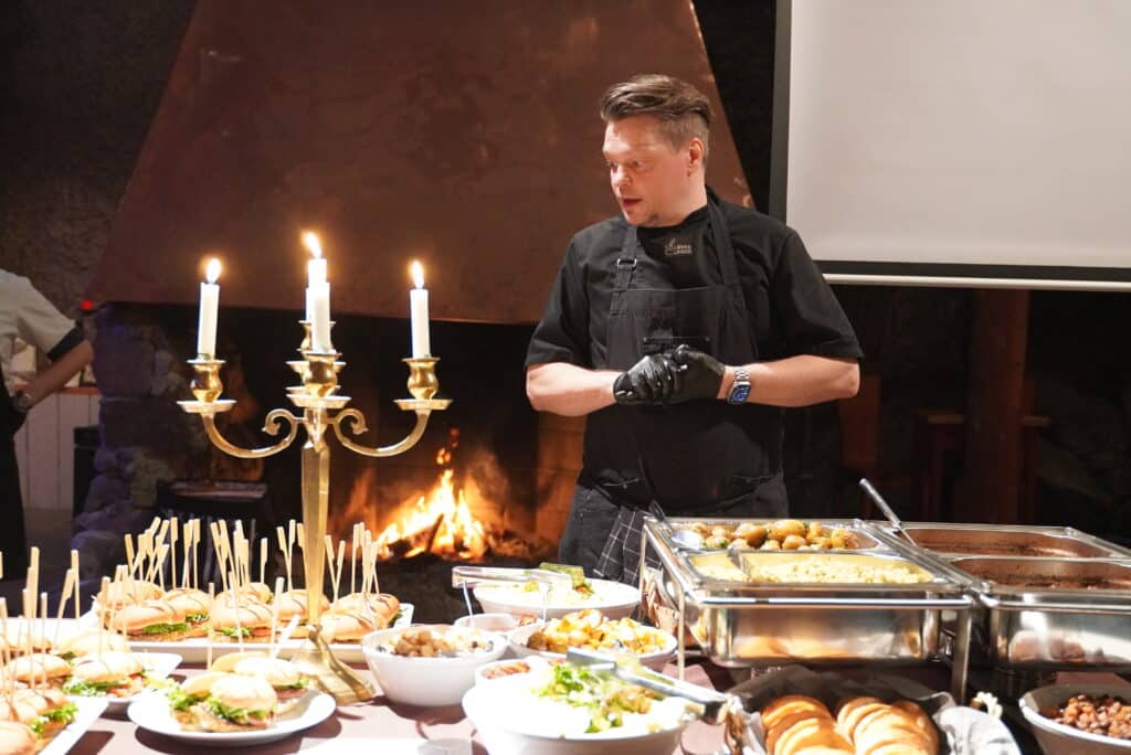 Pasi Kuronen ruokapöydän ääressä Louhenlinnassa.