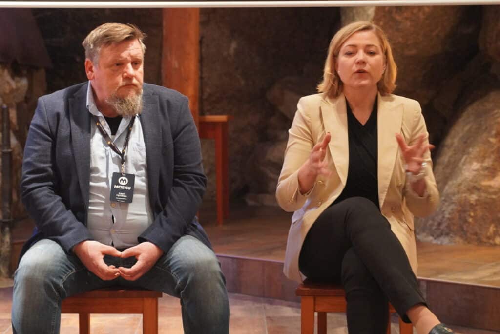 Hyttinen ja Virkkunen istuvat paneelikeskustelussa.