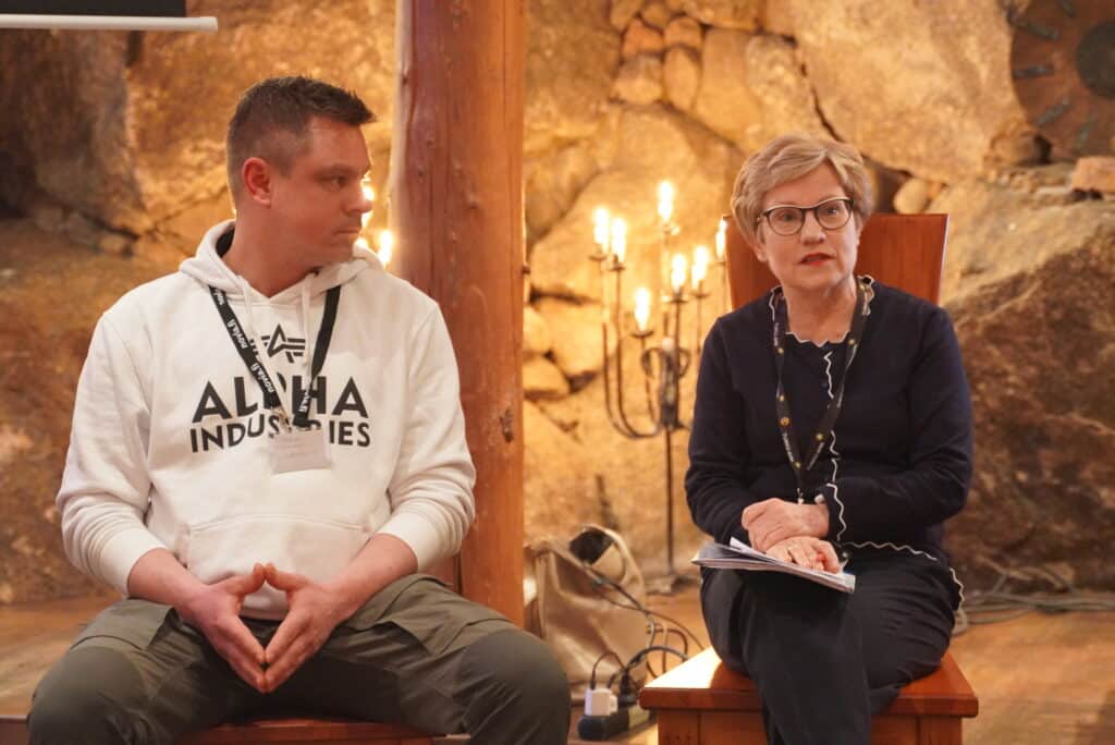 Frank ja Telle istuvan paneelissa.