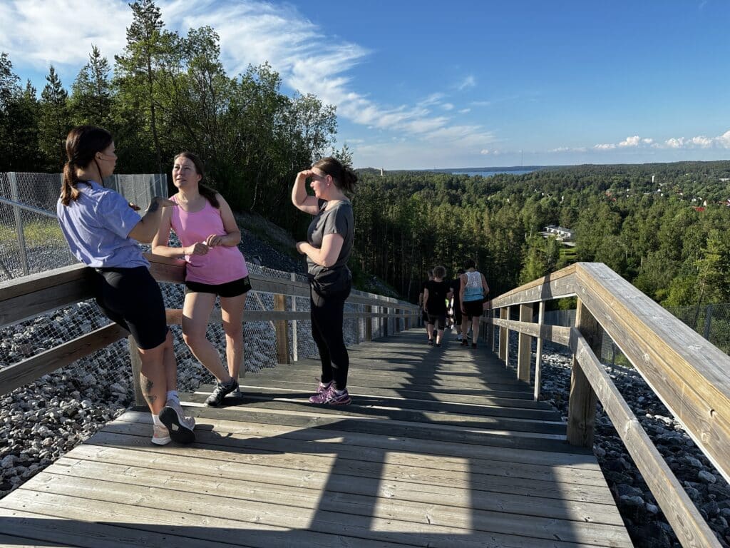 Kolme naista kuntoportaiden huipulla.