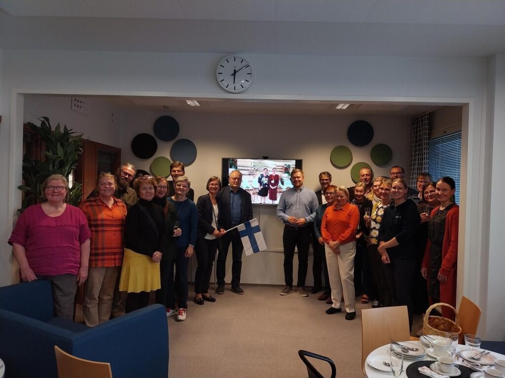 Luomutoimijoita kokoontuneena yhteiskuvaan.