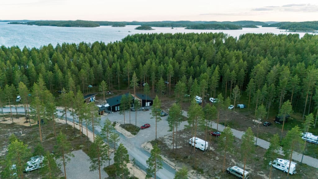Leirintäalue ilmasta kuvattuna.