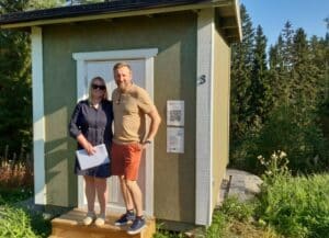 Taru Astikainen ja Petri Huuskonen mökin ovella.