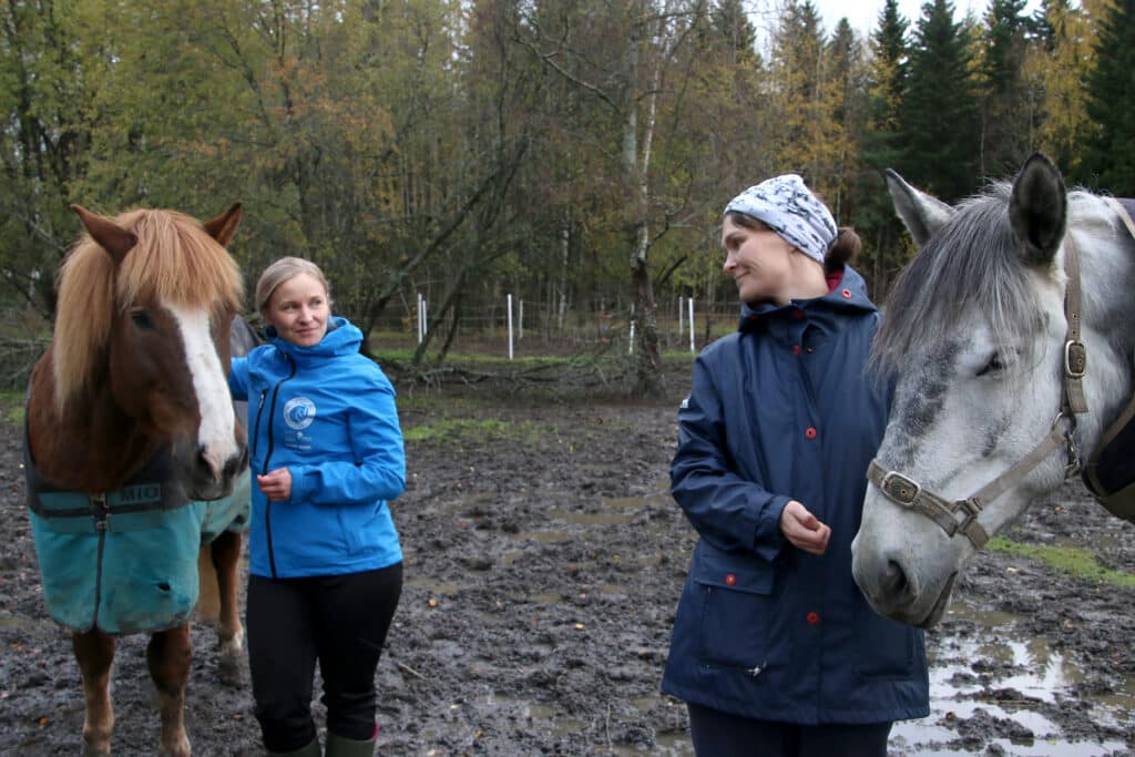 Marjo Kaivolahti-Koukkari och Essi Wallenius med hästen
