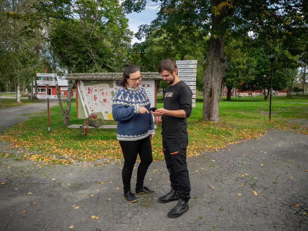 Nainen ja mies tutkivat mobiilisovellusta