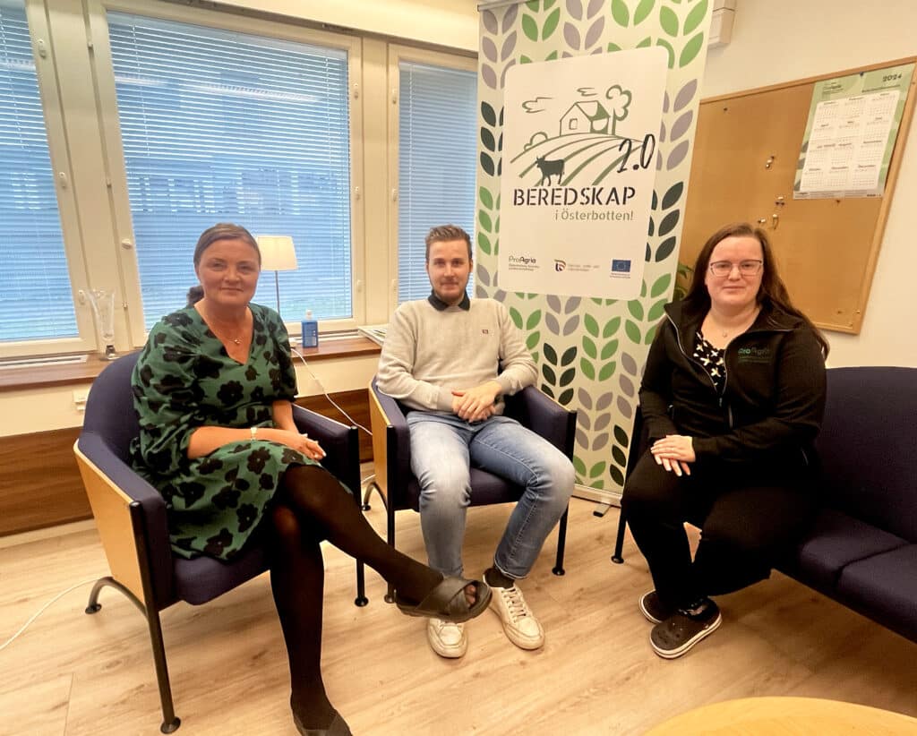 Harriet Sundholm, Nicklas Lawast ja Madelene Häggblom istuvat vierekkäin tuoleilla.