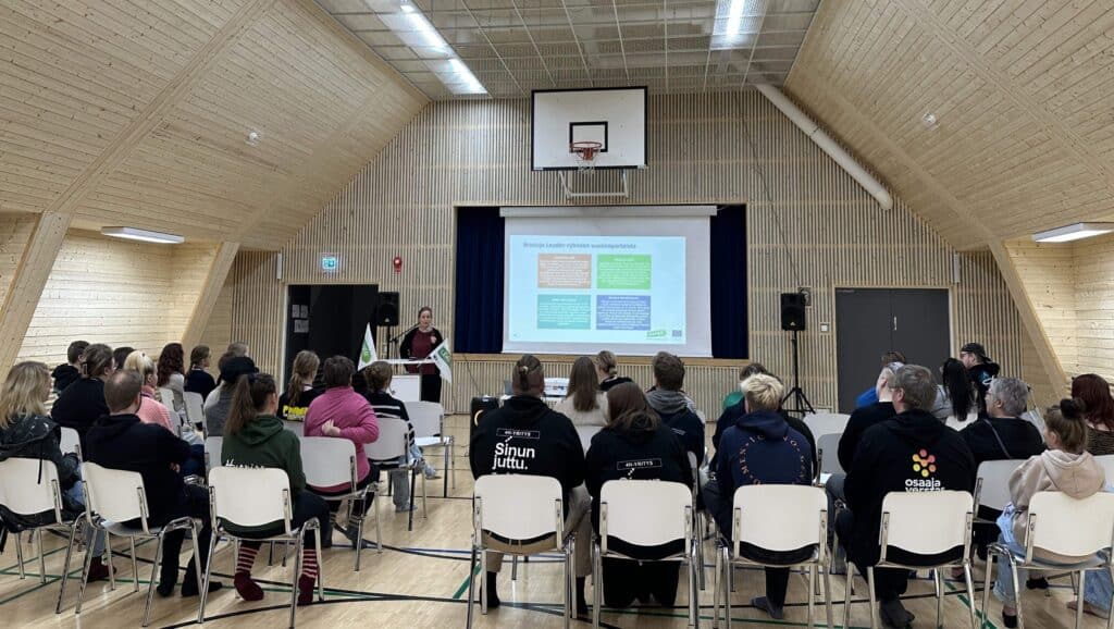 Ihmisiä juhlasalissa