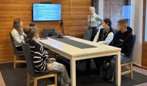 Nuoria pöydän ääressä