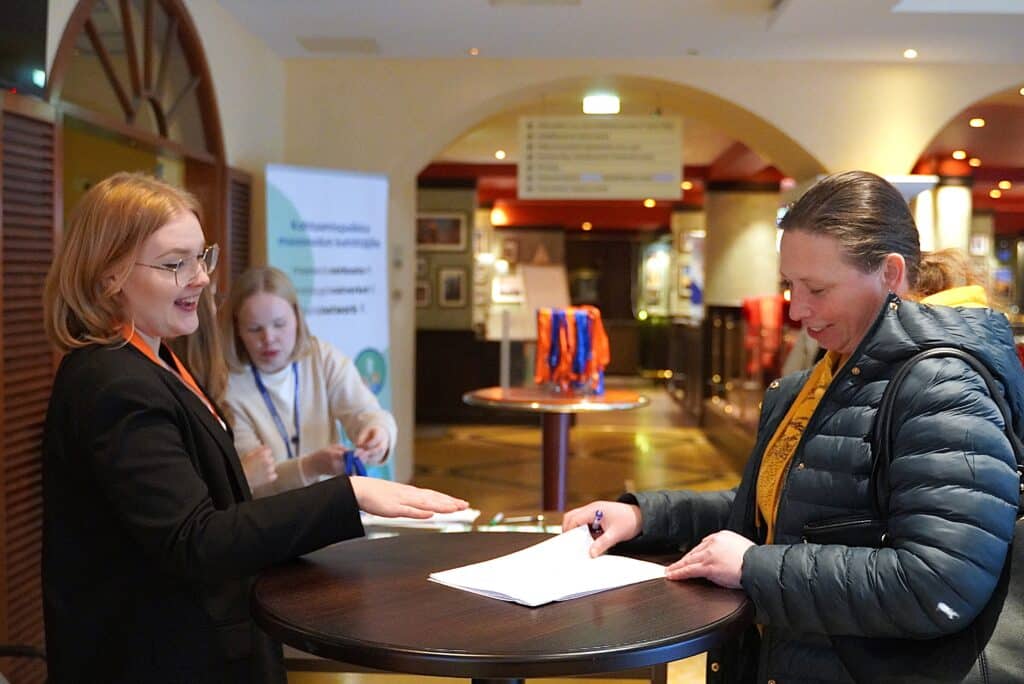 Mia Forssell ilmoittautuu tapahtumaan Caribian aulassa.