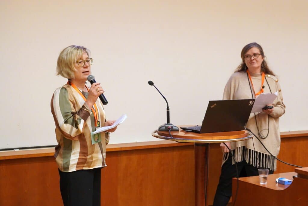 Kaksi naista pitää esitelmää.