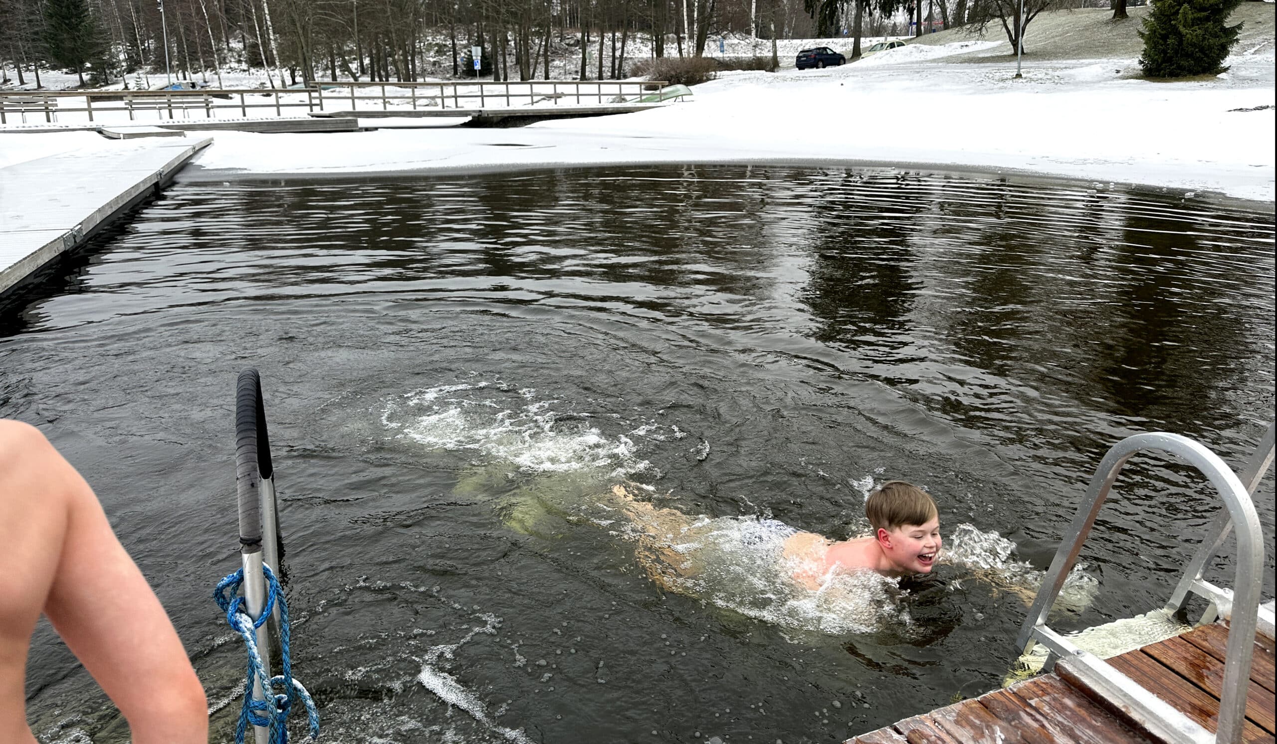 Poika uimassa.