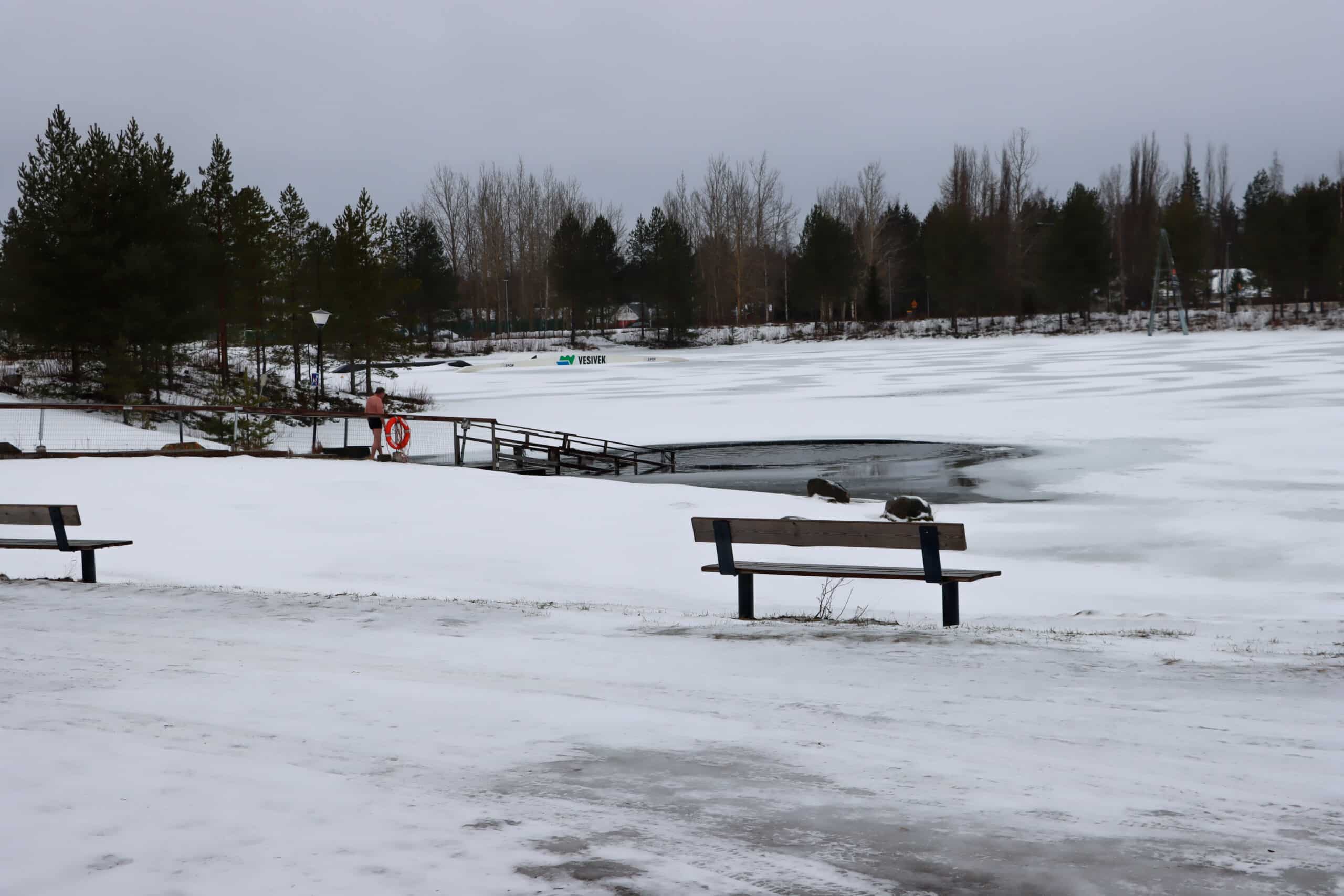 Henkilö kävelemässä kauempana kohti avantoa