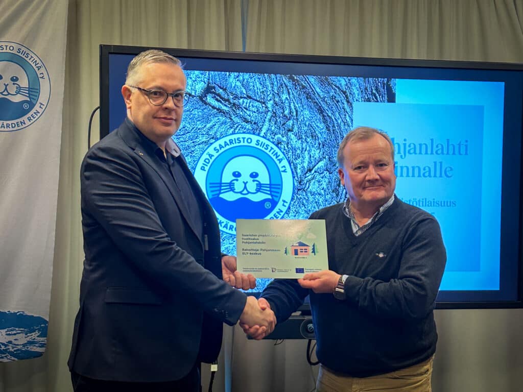 Kehittämisasiantuntija Petri Svanbäck Pohjanmaan ELY-keskuksesta ja Pidä Saaristo Siistinä ry:n hallituksen puheenjohtaja Bengt Westerholm.