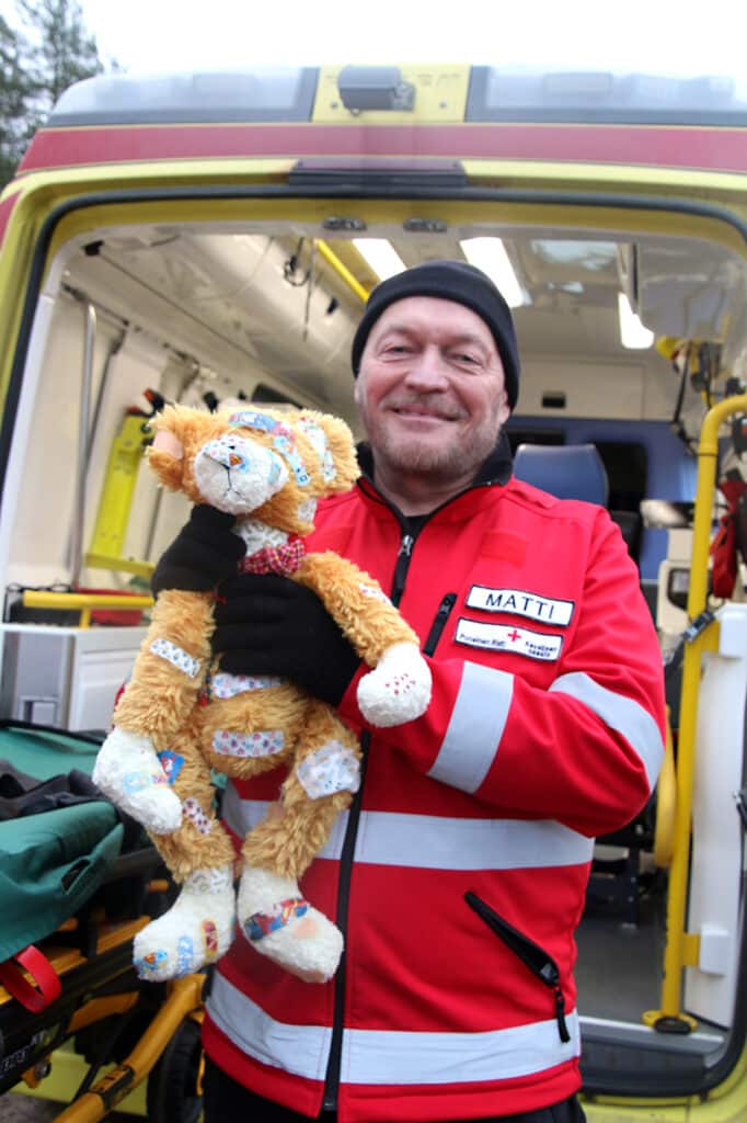 I sin famn håller Matti Mustajärvi en nalle.