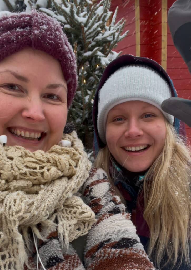 Kaksi iloista ihmistä kuvassa.