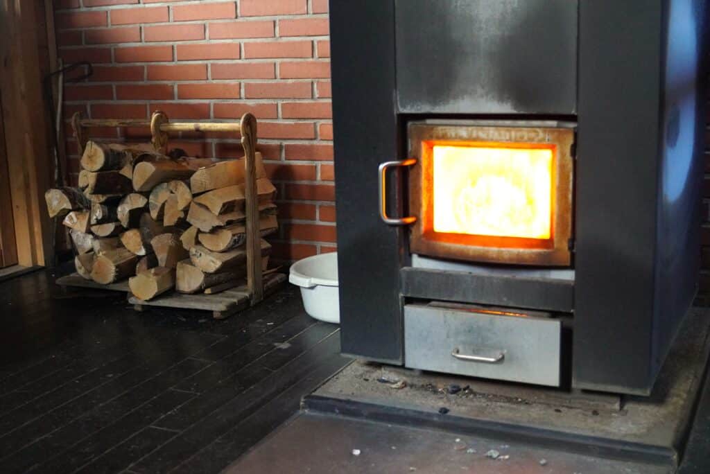 Saunan kiuas, jossa palaa tuli.