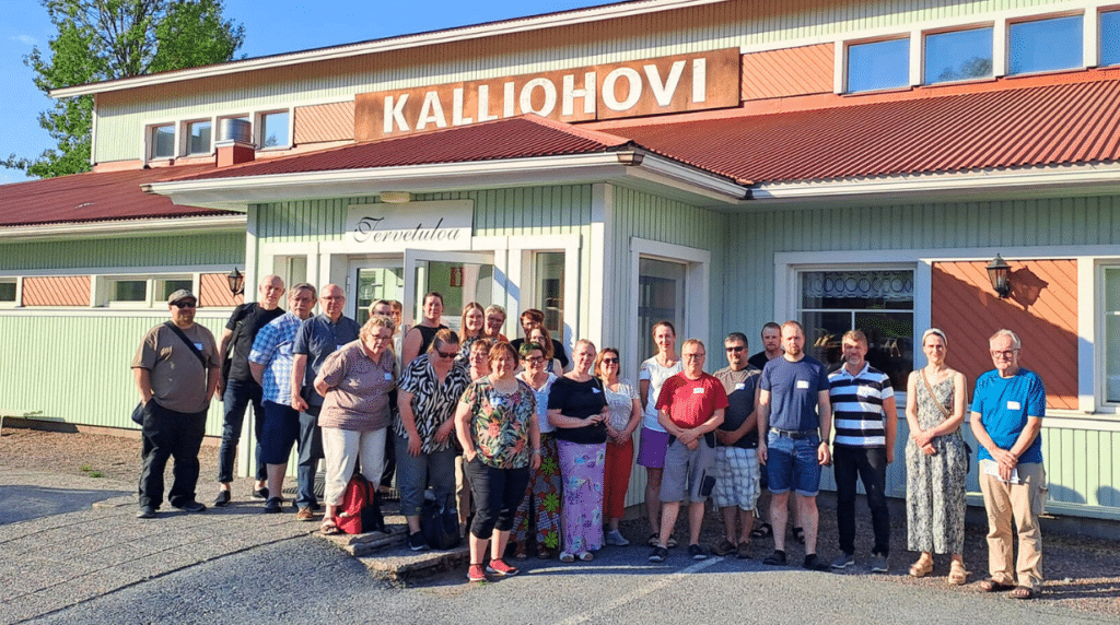 Joukko ihmisiä Kalliohovin edustalla.