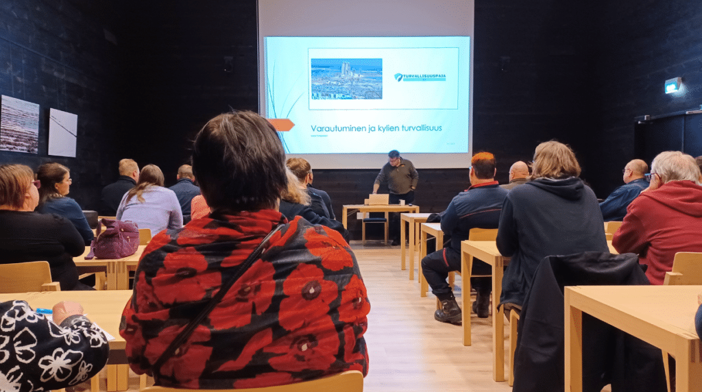 Ihmisiä luentosalissa.