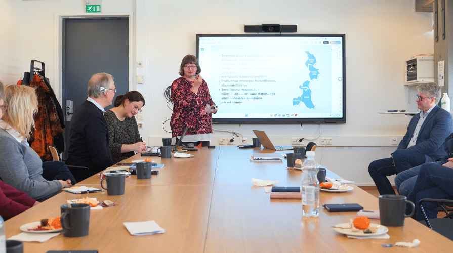 Tiina Seppälä pitää puheenvuoroa kokoushuoneessa.