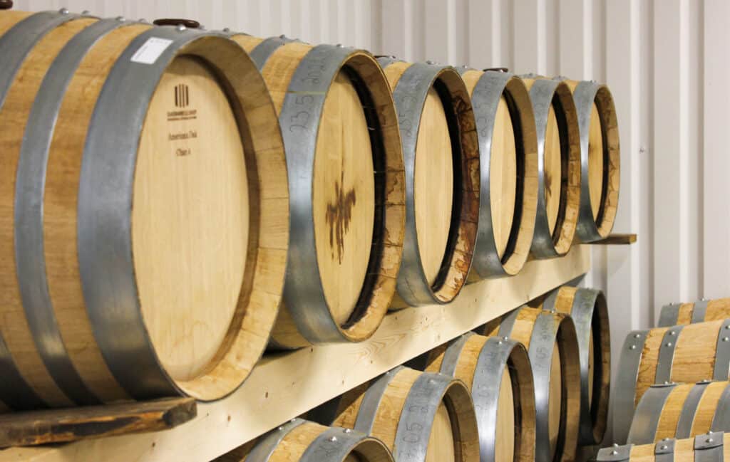 Tynnyreitä rivissä.