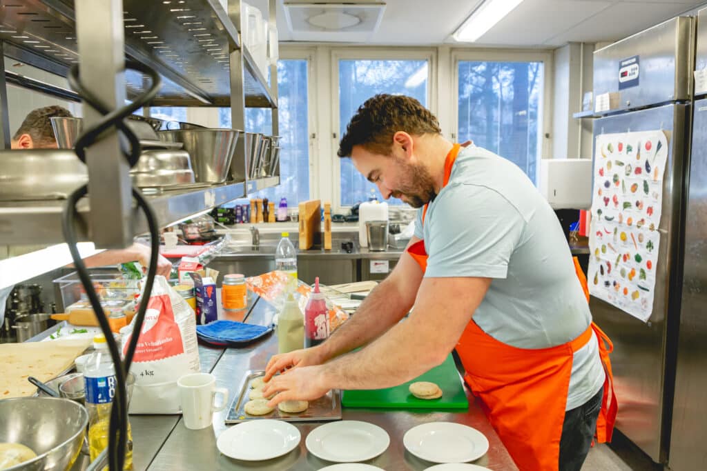Mies kokkaamassa.