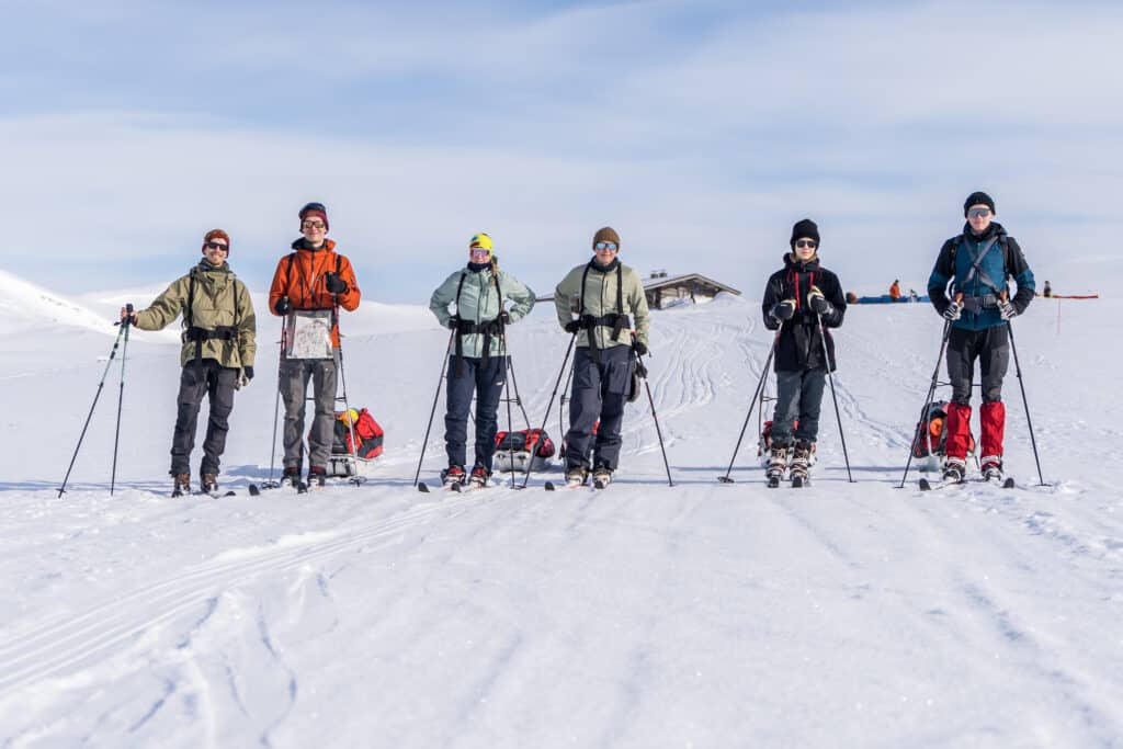 Ryhmäkuva hiihtovaellukselta.