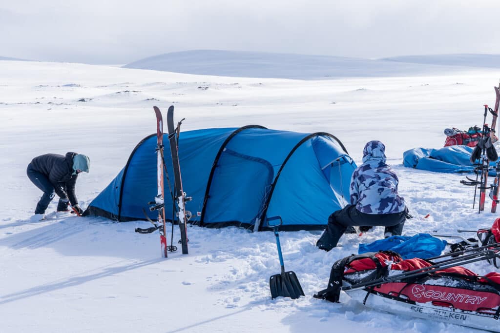 Kuvassa pystytetään telttaa.
