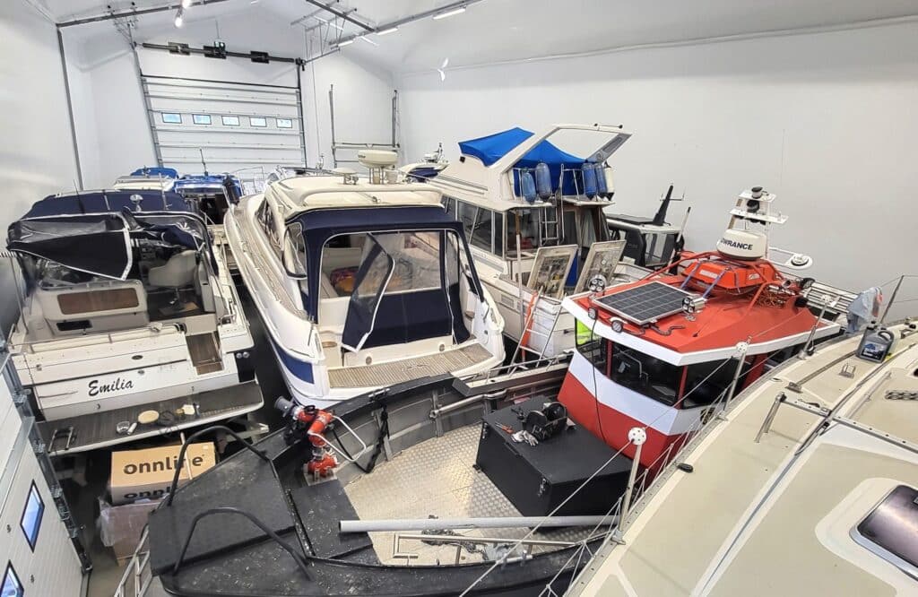 Isoja veneitä hallin sisällä.