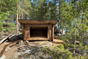 Laavu metsäisessä kalliomaisemassa