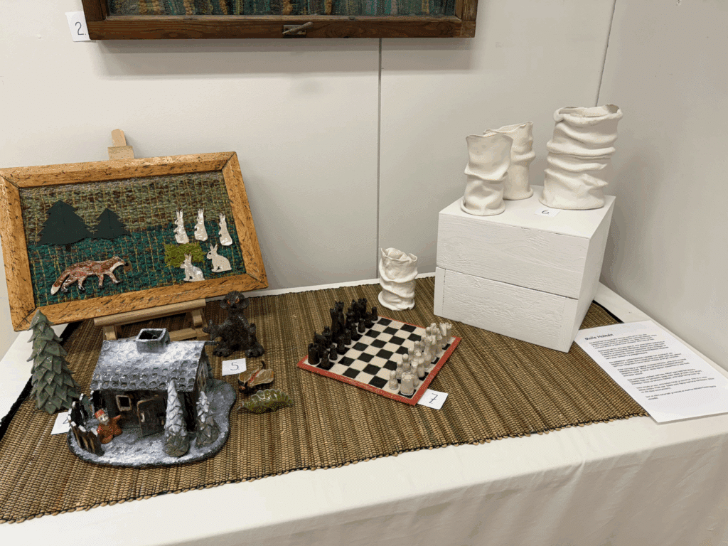 saviteoksia, talo pihoineen, taulu, shakkilauta, maljakkoja