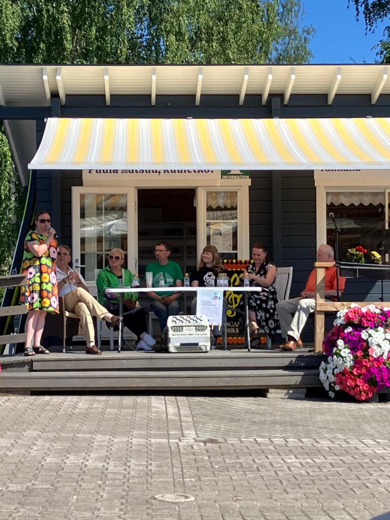 ihmisiä paneelikeskustelussa