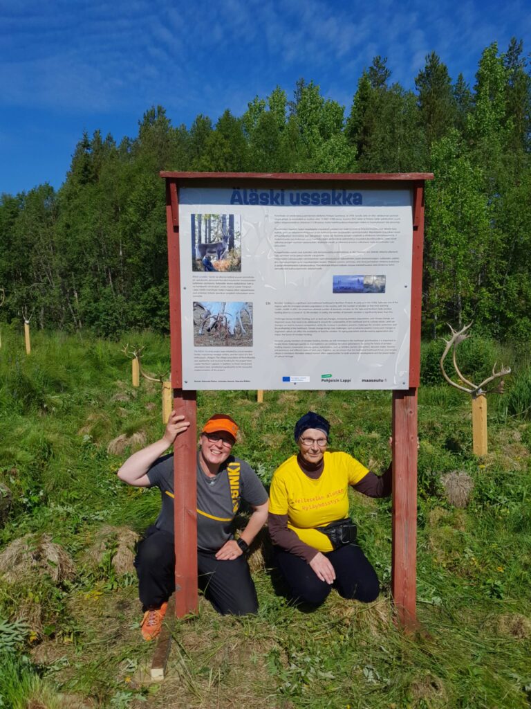 Infotaulu kertoo teoksen taustaa. Kuva: Kelloselän kyläyhdistys.